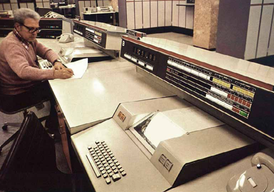 Historia de Internet en España: Operador en la consola de un ordenador UNIVAC 418, de la Red Especial de Transmisión de Datos, en Presente y futuro de la teleinformática en España. Madrid: CTNE, 1975,